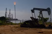 Một trạm bơm dầu của công ty Petroleos de Venezuela SA (PDVSA) trên hồ Maracaibo ở Cabimas, bang Zulia, Venezuela. Ảnh: Getty.