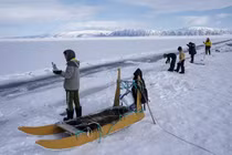 Dân làng đánh cá dọc theo một vết nứt trên băng biển vào năm 2023 tại Qaanaaq, Greenland. Ảnh: Washington Post.