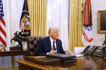 Tổng thống Mỹ Donald Trump ký hàng loạt sắc lệnh hành pháp. Ảnh: Getty.