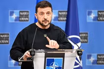 Nhà lãnh đạo Ukraine Volodymyr Zelensky phát biểu trong cuộc họp báo tại trụ sở NATO ở Brussels, Bỉ. Ảnh: Getty.
