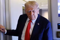 Tổng thống Mỹ Donald Trump phát biểu với các phóng viên trên chuyên cơ Không lực Một. Ảnh: Getty.