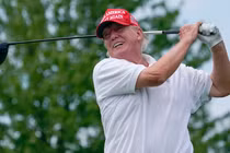 Ông Donald Trump chơi golf ở bang New Jersey vào ngày 28/7/2022 (Ảnh: AP)