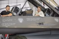 Tổng thống Ukraine Volodymyr Zelensky (trái) và Thủ tướng Đan Mạch Mette Frederiksen trên chiến đấu cơ F-16 tại Căn cứ không quân Skrydstrup ở Vojens, Đan Mạch ngày 20/8/2023 (Ảnh: AFP)