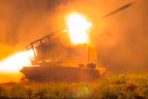 Hệ thống phóng tên lửa đa nòng Solntsepyok của quân đội Nga bắn về phía các vị trí của Ukraine ở khu vực Kursk trong đoạn phim công bố ngày 13/11 (Ảnh: BQP Nga)