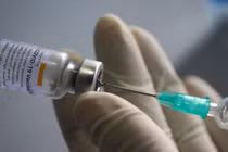 Người đàn ông ở Italy bị bắt giữ sau khi mang tay giả đi tiêm vaccine COVID-19 (Ảnh: Guardian)
