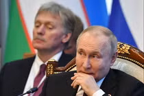 Tổng thống Nga Vladimir Putin (phải) và người phát ngôn Dmitry Peskov tham dự cuộc họp của Hội đồng Kinh tế Á-Âu Tối cao tại Hội trường Quốc hội ở Bishkek vào ngày 9/12/2022. Ảnh: AFP.