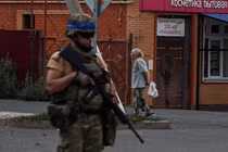 Một quân nhân Ukraine tuần tra một khu vực do quân đội Ukraine kiểm soát ở thị trấn Sudzha, vùng Kursk, Nga ngày 16/8/2024. Ảnh: Reuters.