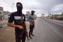 Các tay súng Hamas trong trại tị nạn Nuseirat ở miền Trung Gaza vào hôm 12/10. Ảnh: WSJ