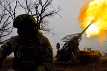 Một quân nhân Nga đang bắn pháo tự hành 2S7 Malka về phía vị trí của quân Ukraine. Ảnh: Sputnik.