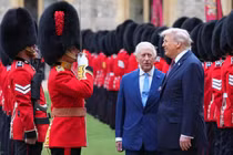 Tổng thống Mỹ Donald Trump và Vua Charles III của Anh duyệt đội danh dự sau khi đến Lâu đài Windsor ở Windsor, Anh ngày 17/9. Ảnh: Reuters.