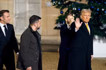 Tổng thống Pháp Emmanuel Macron, Tổng thống đắc cử Mỹ Donald Trump và nhà lãnh đạo Ukraine Volodymyr Zelensky bên ngoài Điện Elysee ở Paris, Pháp, ngày 7/12. Ảnh: Getty.
