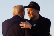 Elon Musk ôm cựu Tổng thống Mỹ Donald Trump trong một cuộc vận động tranh cử ở Butler, Pennsylvania ngày 5/10 (Ảnh: Getty)