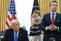 Tổng thống Mỹ Donald Trump lắng nghe Bộ trưởng Quốc phòng Pete Hegseth phát biểu trong một sự kiện tại Phòng Bầu dục hôm 21/3. Ảnh: AFP.