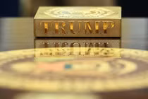 Một chiếc đế lót ly bằng vàng có dòng chữ “TRUMP” nằm trên một chiếc bàn trong Phòng Bầu dục của Nhà Trắng ở Washington. Ảnh: AFP.
