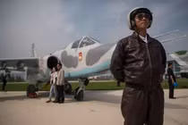 Một phi công đứng bên cạnh máy bay tấn công mặt đất Su-25 trong ngày thứ hai của Lễ hội Hàng không Hữu nghị Wonsan ở Triều Tiên vào ngày 25/9/2016 (Ảnh: AFP)