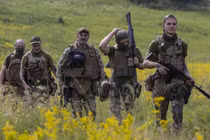 Các binh sĩ Ukraine trong một cuộc huấn luyện (Ảnh: Getty)