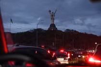 Tình trạng cắt điện thường xuyên xảy ra ở Kiev, Ukraine (Ảnh: Euro News)