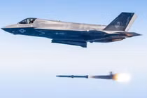 F-35 phóng tên lửa AIM-120. Ảnh: MW.