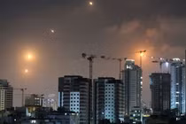 Hình ảnh tên lửa Iran tấn công tên lửa nhằm vào lãnh thổ của Israel trong đêm 13/6. Ảnh: Reuters.