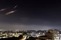 Tên lửa phóng từ Iran bị đánh chặn, nhìn từ thành phố Ashkelon, Israel. Ảnh: Reuters.