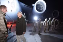 Cựu Bộ trưởng Quốc phòng Mỹ Chuck Hagel tại căn cứ không quân Manas, Kyrgyzstan năm 2013 (Ảnh: Getty)