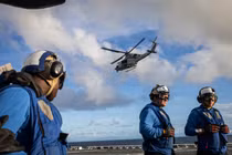 Trực thăng UH-1Y Venom của Thủy quân lục chiến Mỹ cất cánh từ tàu vận tải đổ bộ lớp San Antonio trong khi đang di chuyển trên Biển Caribe, ngày 17/11. Ảnh: Reuters