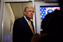 Tổng thống Mỹ Donald Trump phát biểu với báo chí trên chuyên cơ Không lực Một trên đường đến Florida hôm 14/11. Ảnh: Reuters.