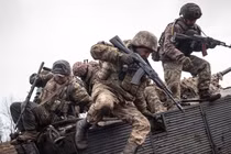 Quân nhân Ukraina luyện tập chiến đấu với máy bay BMP-1 ở Donbass (Ảnh: Getty)