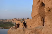 Người dân Afghanistan bị mất nhà cửa tìm đến tàn tích để định cư (Ảnh: Economic Times)