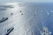 Nhóm tác chiến tàu sân bay USS Ronald Reagan và USS Carl Vinson, cùng tàu sân bay JS Ise của Nhật Bản và tàu HMS Queen Elizabeth của Anh tuần tra chung trên biển Philippines (Ảnh: SCMP)