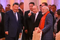 Chủ tịch Trung Quốc Tập Cận Bình, Tổng thống Nga Vladimir Putin và Thủ tướng Ấn Độ Narendra Modi trong buổi hòa nhạc trước bữa trưa không chính thức dành cho các trưởng đoàn BRICS được tổ chức như một phần của hội nghị thượng đỉnh BRICS lần thứ 16 tại Kazan. Ảnh: Sputnik.