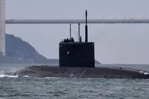 Tàu ngầm diesel-điện Rostov-on-Don của Hải quân Nga ra khơi ở Istanbul, Thổ Nhĩ Kỳ, vào ngày 13/2/2022 (Ảnh: Reuters)