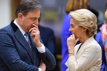 Thủ tướng Bỉ Bart De Wever (trái) trò chuyện với Chủ tịch Ủy ban châu Âu Ursula von der Leyen (phải) tại Brussels, Bỉ, vào ngày 6/3. Ảnh: Getty.