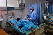 Nhân viên y tế điều trị cho bệnh nhân mắc COVID-19 trong một bệnh viện ở New Delhi, Ấn Độ ngày 7/5 (ảnh: Reuters)