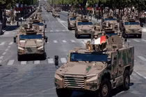 Các binh sĩ quân đội Pháp lái xe trinh sát bọc thép EBRC Jaguar trong cuộc duyệt binh Ngày Bastille trên đại lộ Champs-Elysees ở Paris ngày 14/7/2023 (Ảnh: AFP)