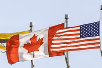 Quốc kỳ Canada và Mỹ tại Milton, Ontario, Canada vào ngày 7/3. Ảnh: Getty.