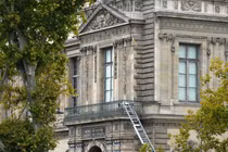 Bức ảnh này cho thấy một chiếc thang được bọn cướp sử dụng để vào Bảo tàng Louvre, trên phố Quai Francois Mitterrand, ở Paris vào ngày 19/10. Ảnh: AFP.