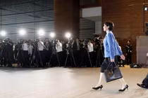 Thủ tướng Nhật Bản Sanae Takaichi đến văn phòng của bà tại Tokyo vào ngày 21/10. Ảnh: Kyodo News.