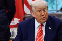 Tổng thống Mỹ Donald Trump đưa ra thông báo về thỏa thuận thương mại với Vương quốc Anh, tại Phòng Bầu dục ở Nhà Trắng ngày 8/5. Ảnh: Reuters.