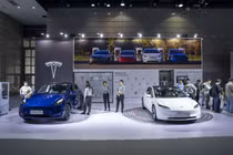 Giá xe điện, chẳng hạn như xe do Tesla sản xuất, đang giảm (Ảnh: Bloomberg)