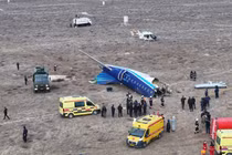 Hiện trường vụ tai nạn máy bay ở Kazakhstan hôm 25/12. Ảnh: Reuters.