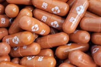 Molnupiravir được Ấn Độ cấp phép sử dụng, nhưng chưa có trong phác đồ điều trị COVID-19 ở nước này (Ảnh: Reuters)