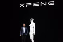 He Xiaopeng, đồng sáng lập kiêm chủ tịch của hãng sản xuất xe điện Trung Quốc Xpeng, ra mắt robot hình người Iron thế hệ tiếp theo của công ty. Ảnh: AFP.