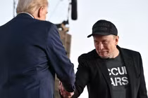 Elon Musk đã trở thành nhân vật có tầm ảnh hưởng trong quỹ đạo của ông Donald Trump (Ảnh: Independent)