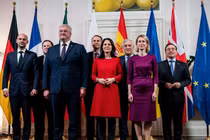 Các Bộ trưởng Ngoại giao từ các quốc gia thành viên EU và Ukraine họp tại Berlin vào ngày 12/12. Ảnh: Getty.