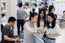 Người dân tham dự hội chợ việc làm tại một trung tâm thương mại ở Bắc Kinh, Trung Quốc ngày 30/6/2023 (Ảnh: Reuters)