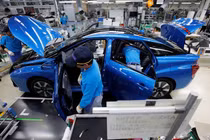 Nhân viên của Toyota làm việc trên dây chuyền lắp ráp xe chạy pin nhiên liệu Mirai (FCV) tại nhà máy Motomachi, quận Aichi, Nhật Bản (Ảnh: Reuters)