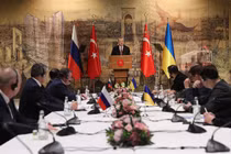 Tổng thống Thổ Nhĩ Kỳ Recep Tayyip Erdogan gặp các phái đoàn Nga và Ukraine trước vòng đàm phán hòa bình ở Istanbul ngày 29/3/2022 (Ảnh: RT)