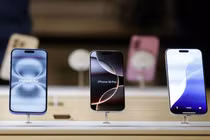 Những chiếc iPhone của Apple được trưng bày tại một cửa hàng Apple ở Nhà ga Grand Central ở thành phố New York, Mỹ. Ảnh: Reuters.