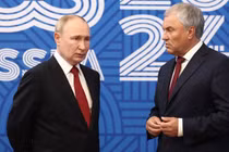 Tổng thống Nga Vladimir Putin và Chủ tịch Duma Quốc gia Vyacheslav Volodin tại Diễn đàn Nghị viện BRICS lần thứ 10 ở Saint Petersburg. Ảnh: Sputnik.